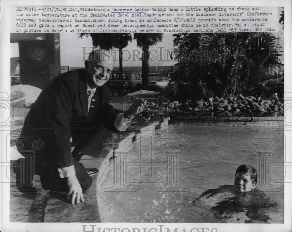 1970 Press Photo Governor Lester Maddox Tests Water Temp at Broadwater Pool - Historic Images