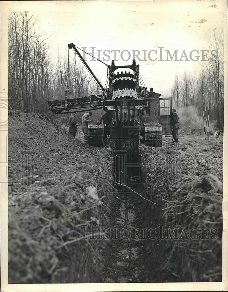 1943 Press Photo Giant Ditch Digger Plowing Through Hills Of Pennsylvania - Historic Images