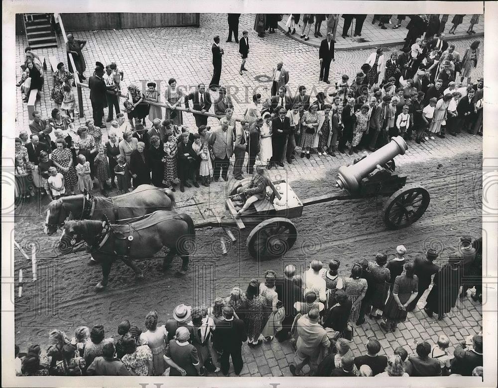 1950 Press Photo And artillery piece paraded through a village - nea78516 - Historic Images