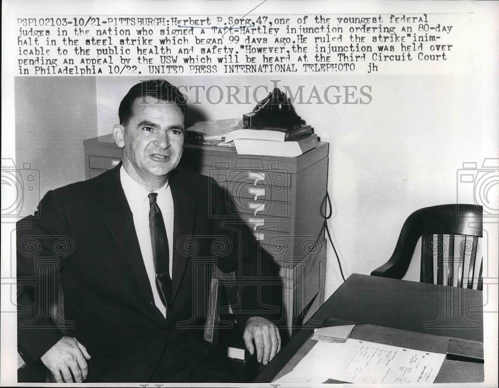 1960 Press Photo Judge Herbert Sorg signs Taft-Hartley injunction to end strike - Historic Images