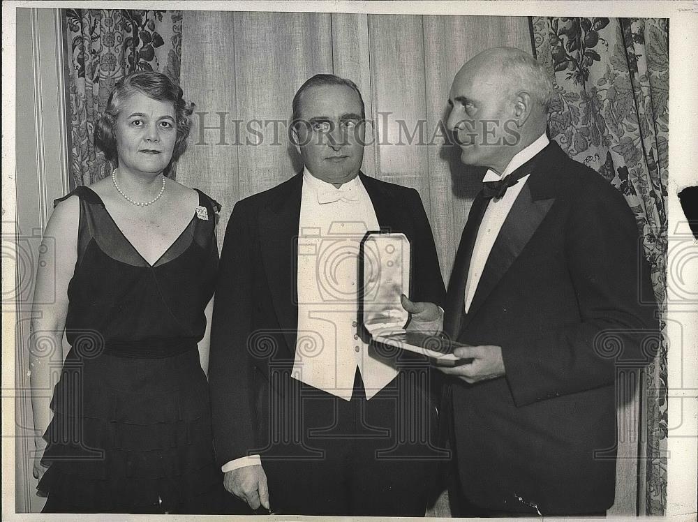 1933 Press Photo Sec. Mills, Francis Sisson with Ruth Pratt - nea93375 - Historic Images