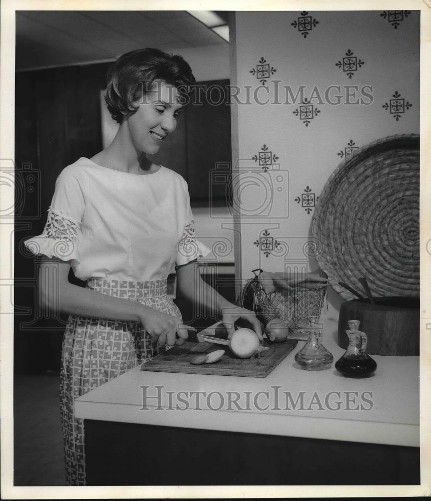 1961 Press Photo A woman chopping onions in the kitchen - nea83083 - Historic Images