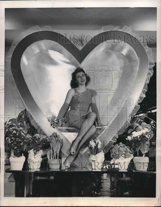 1949 Press Photo Mickey Novelle, who does whistling act with her father, poses - Historic Images