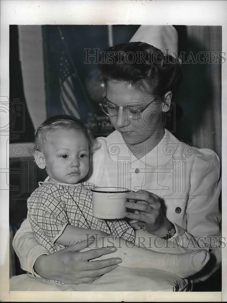 1941 Press Photo Nurse Mildred Herdman &amp; Alma Scott Lloyd At Hospital - Historic Images