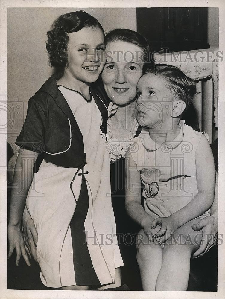 1937 Press Photo Elaine Harnett With Children Bobby Veronica Trust Fund Judge - Historic Images