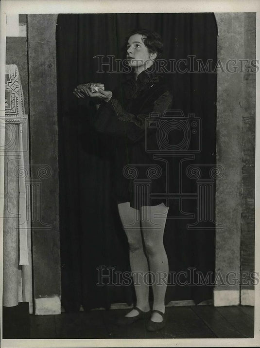 1931 Press Photo Betty Shaffee in "Why the Chimes Rang" Sargent Christmas Play - Historic Images