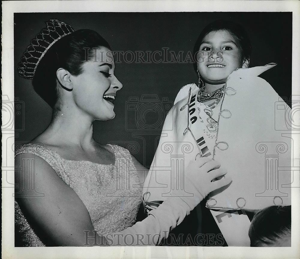 1962 Press Photo Miss Universe Norma Beatriz Nolan & Anita Simbana At Contest - Historic Images