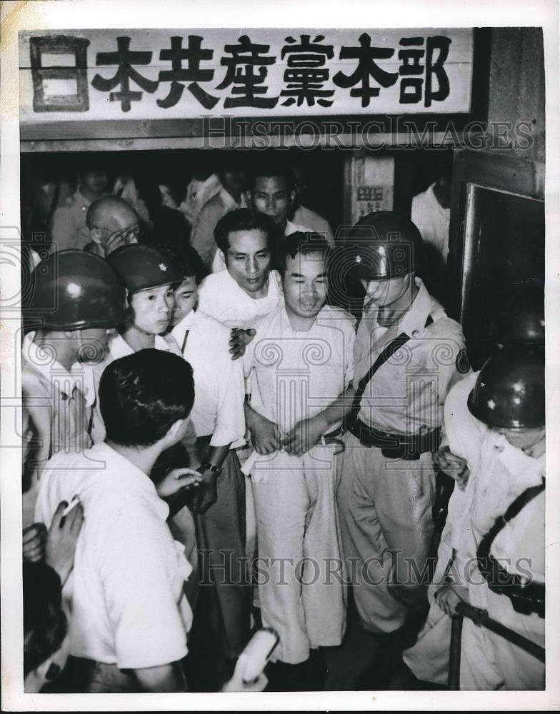 1952 Press Photo Toyko police arrest Elichi Iwata &amp; other Communists - nea89544 - Historic Images