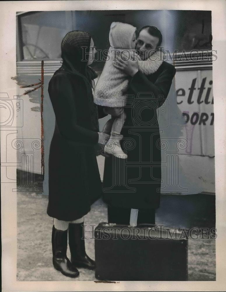1941 Press Photo French workman &amp; family as he leaves for Germany - nea89854 - Historic Images