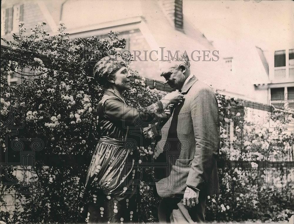 1920 Press Photo Haring Entrance with wife - nea91253 - Historic Images