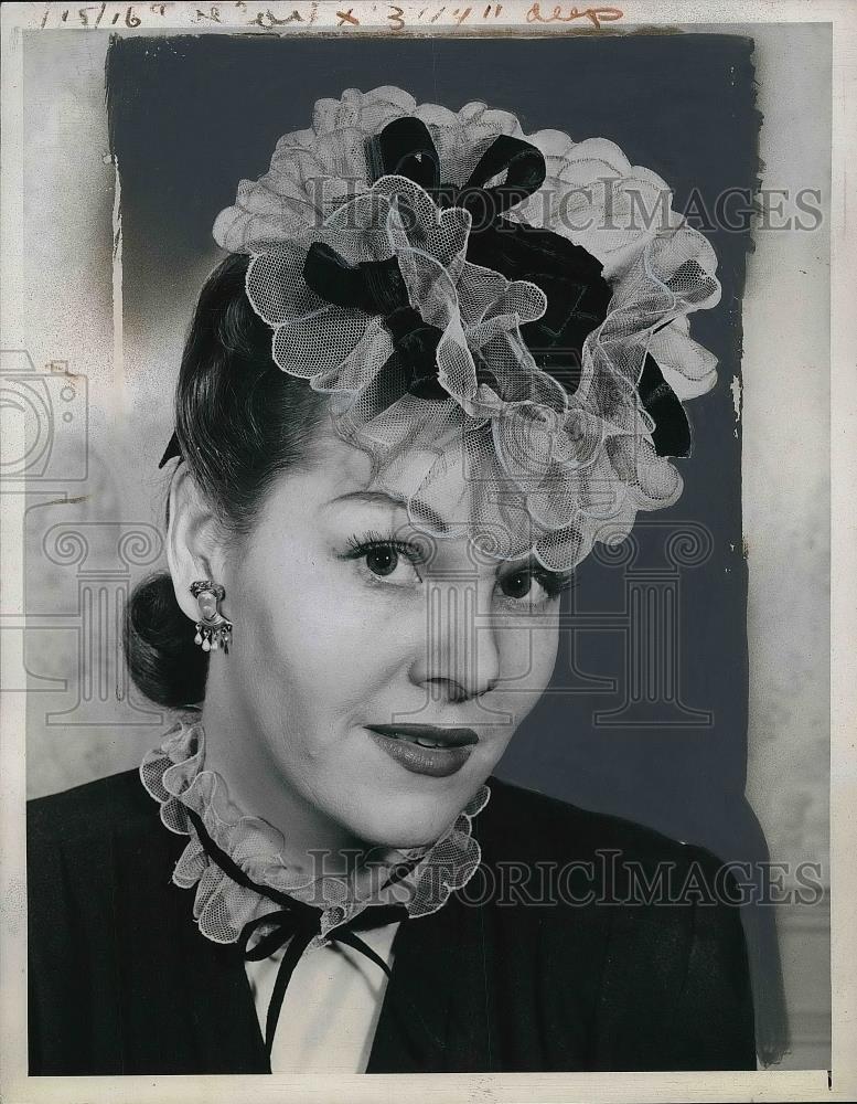 1944 Press Photo New women&#39;s hat fashions on a model - nea86341 - Historic Images