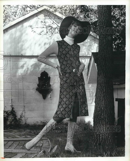 1972 Press Photo And model showing off the new Fashion - nea84549 - Historic Images