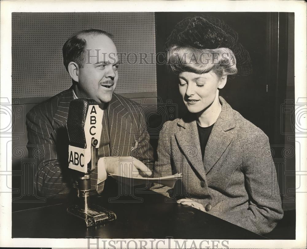 1946 Press Photo Ted Malone and Mrs. E. Bruce Byall doing radio show - nea88542 - Historic Images