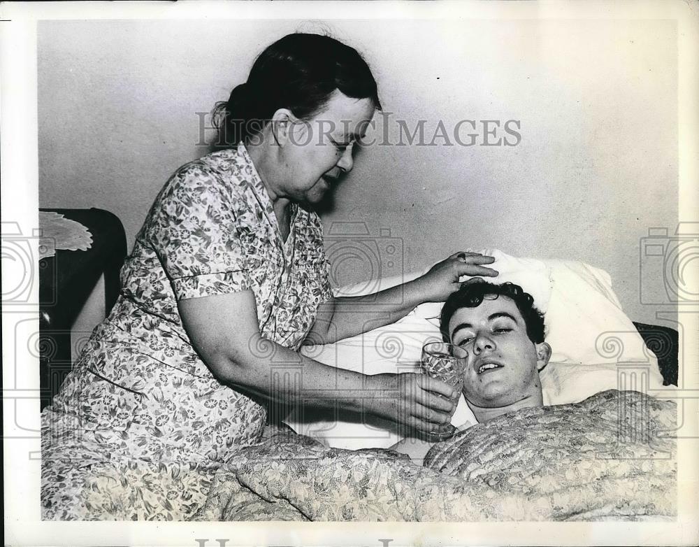 1942 Press Photo George L. Naylor &amp; Wife Mrs. George Naylor In Bed Recovering - Historic Images