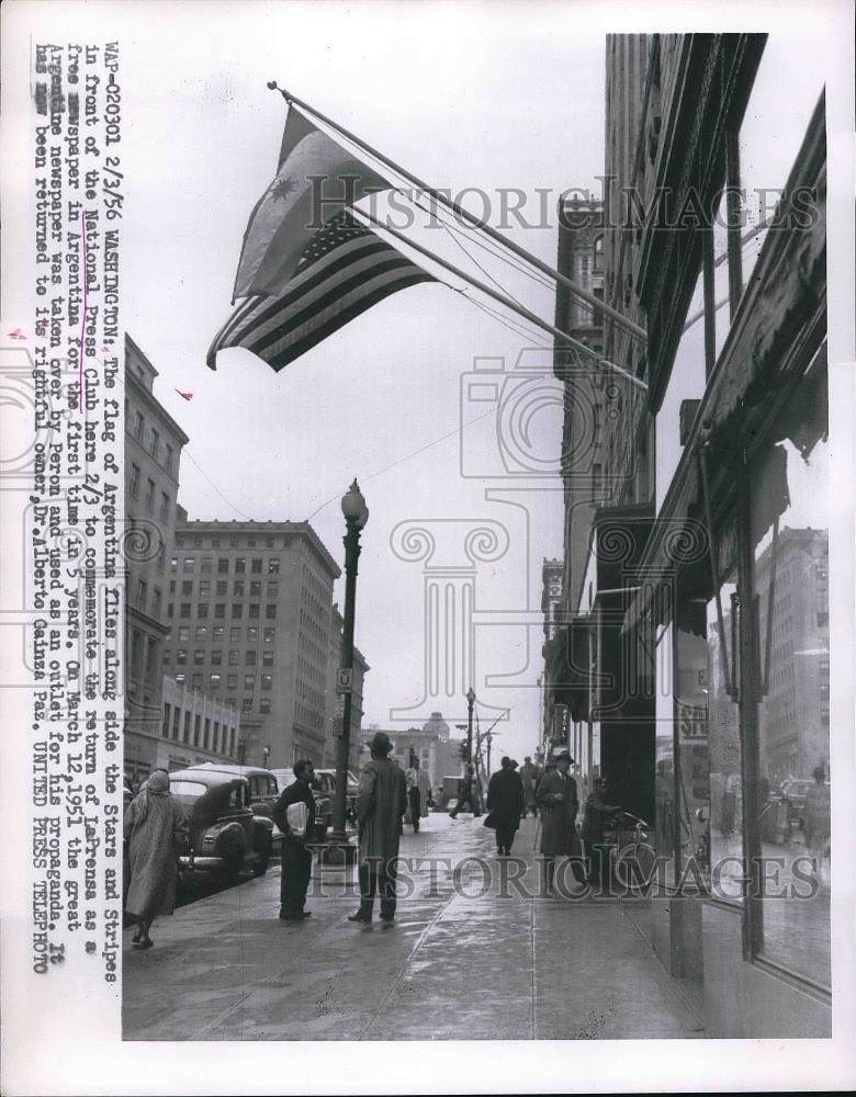 1956 Press Photo the Argentinian flag and the US flag at the national press club - Historic Images