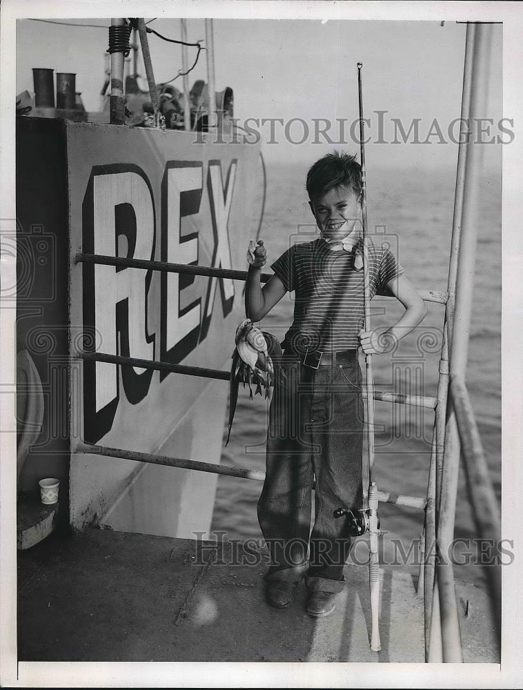 1948 Press Photo Robert Rebuth Brooklyn Child Fishing Sheepshead Bay - nea78164 - Historic Images