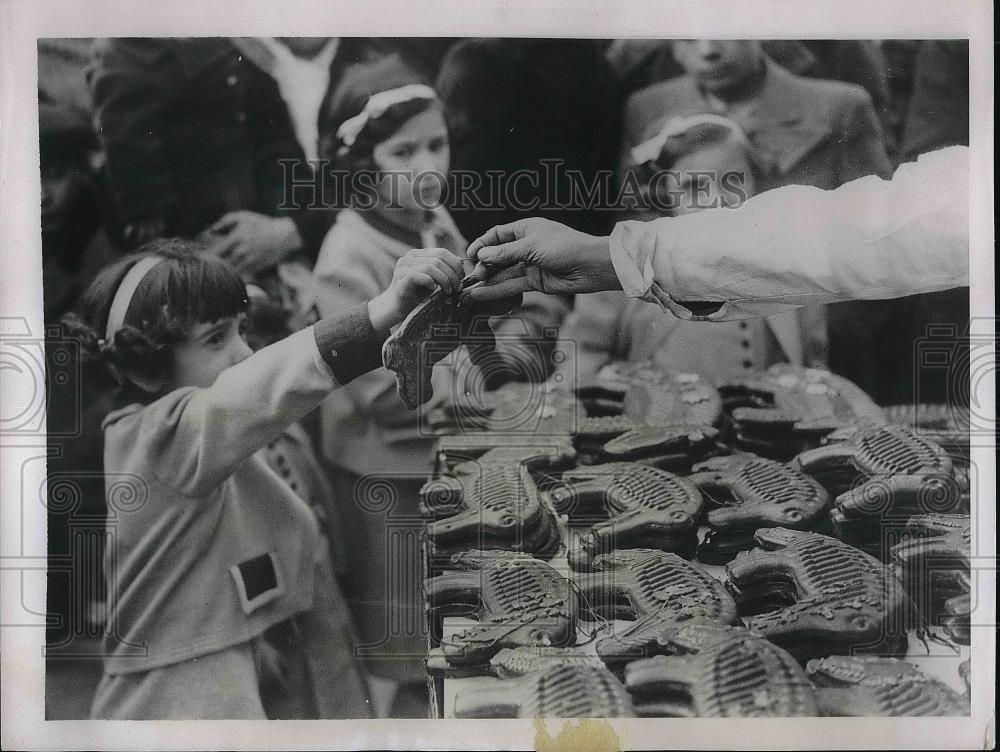 1937 Press Photo Parisian Families Over Easter Holiday - Historic Images