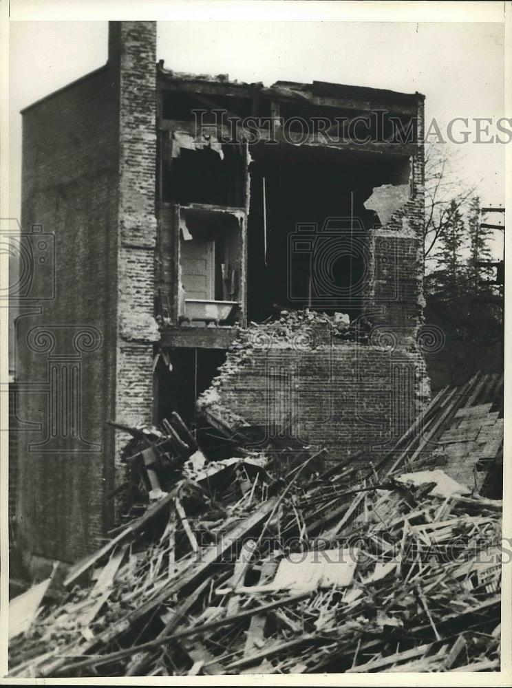 1935 Press Photo Mrs. Arthur Kohler Rushes From Safe Building To Die In Crash - Historic Images