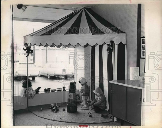 Press Photo Clown Town Photography Studious made by Ohio Awning Co. - nea81988 - Historic Images
