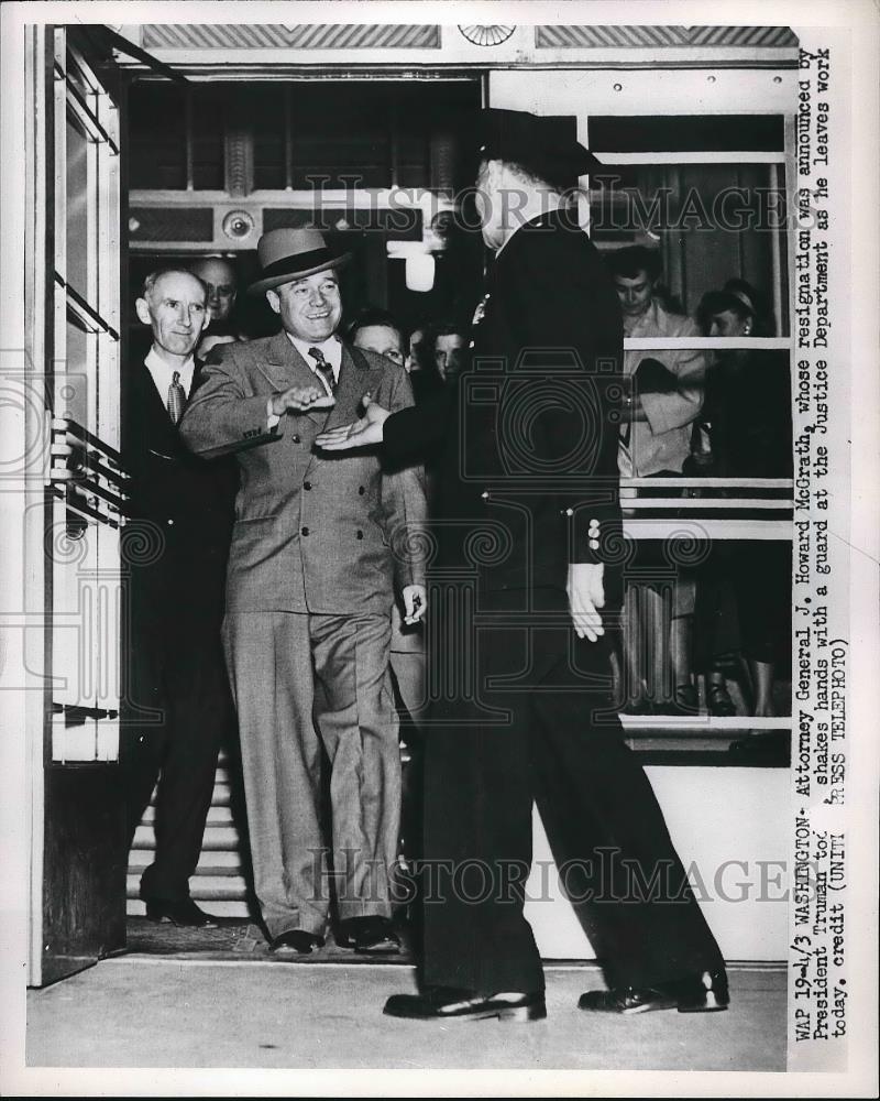 1962 Press Photo Atty. Gen. Howard McGrath leaving the Justice Department - Historic Images