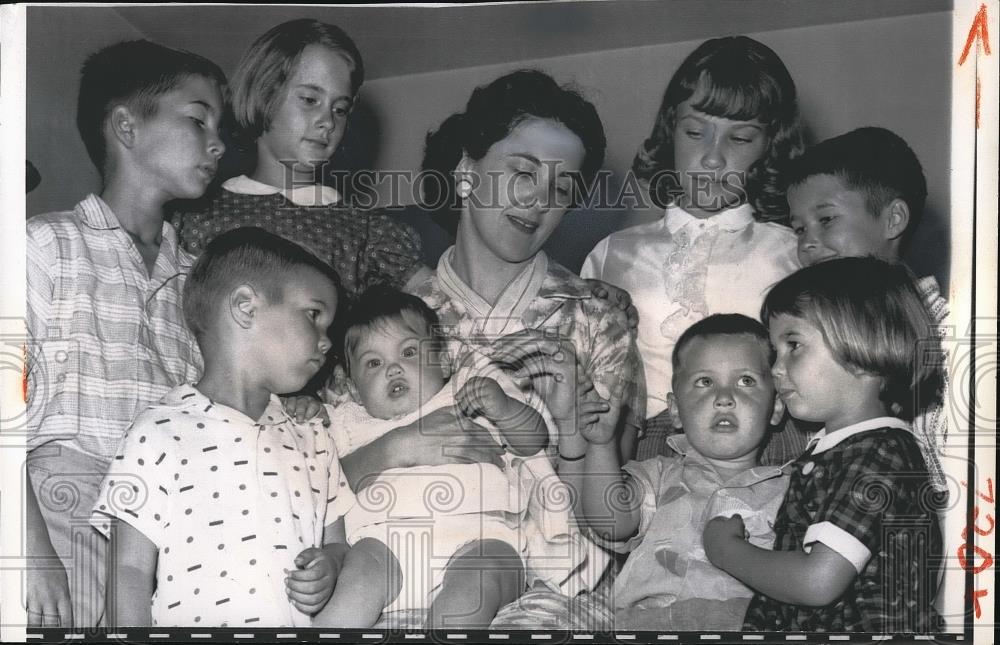 1961 Press Photo Mrs. Hellen North, with her 8 children wears a ring to show her - Historic Images