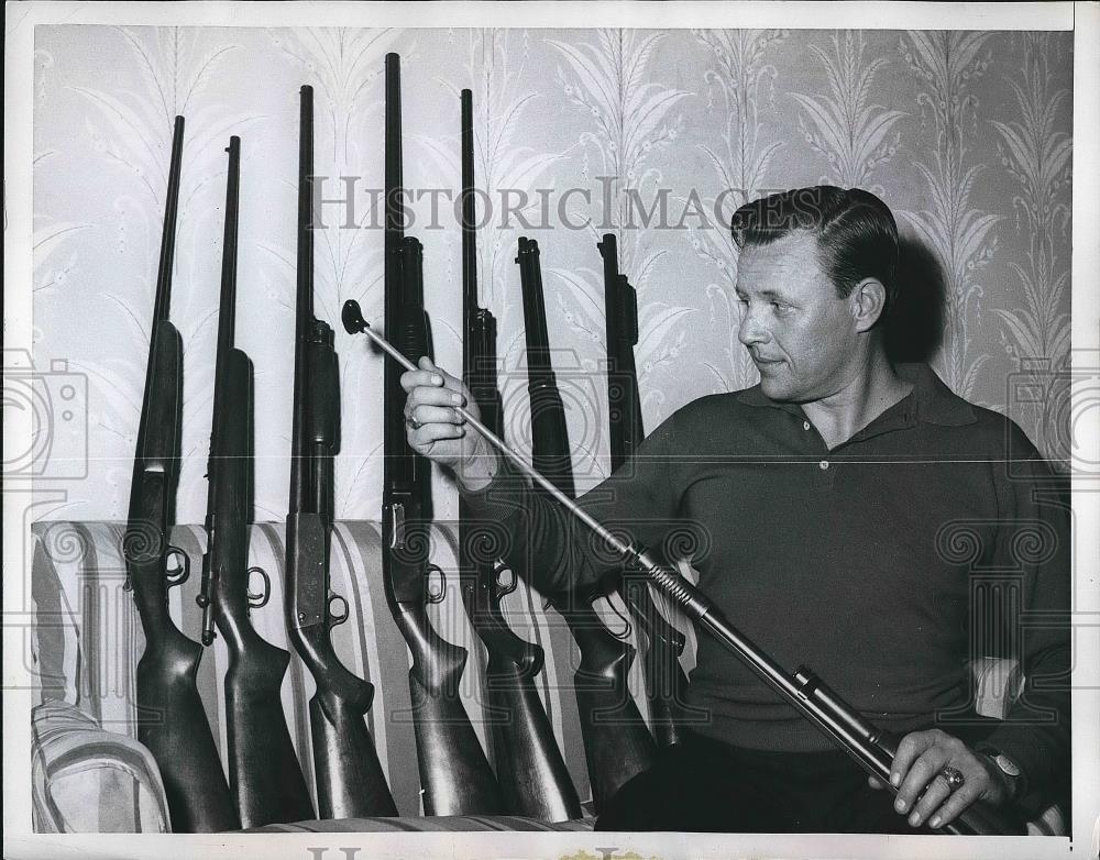 1959 Press Photo Ralph Houk New York Yankees Coach Shooting Guns - Historic Images