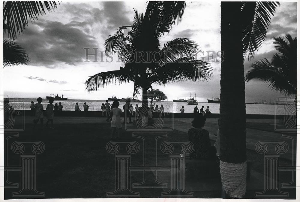 1969 Press Photo Tourists Watch Sun Set Over Manila Bay - nea89088 - Historic Images