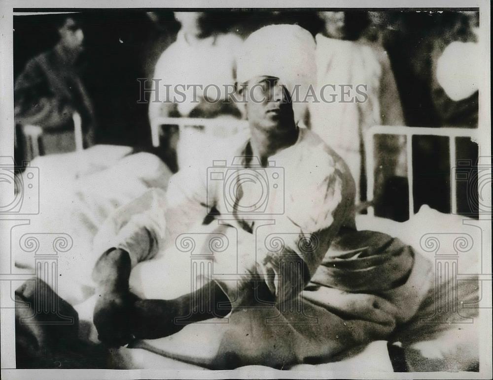 1935 Press Photo Greek soldier wounded fighting revolutionaries - nea91776 - Historic Images