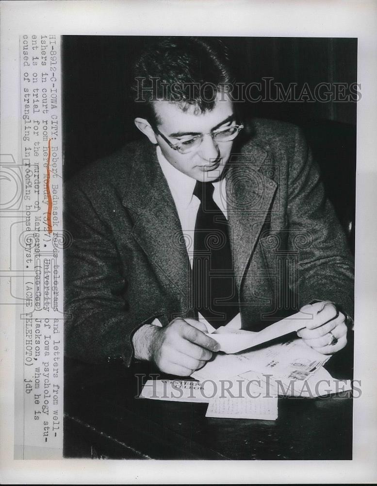 1950 Press Photo Robert Bednasek in Courtroom Reading Letters - Historic Images