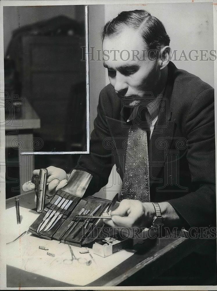 1931 Press Photo E.J. Bekthel Shows Gun And Surgeon&#39;s Knives Murder Weapons - Historic Images