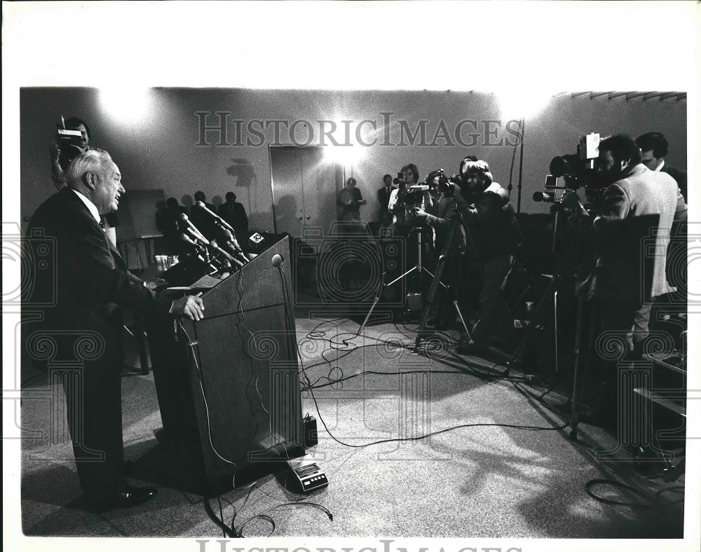 Press Photo Richard R.Lay, Firestone Chairman speak at media at Firestone Plant. - Historic Images