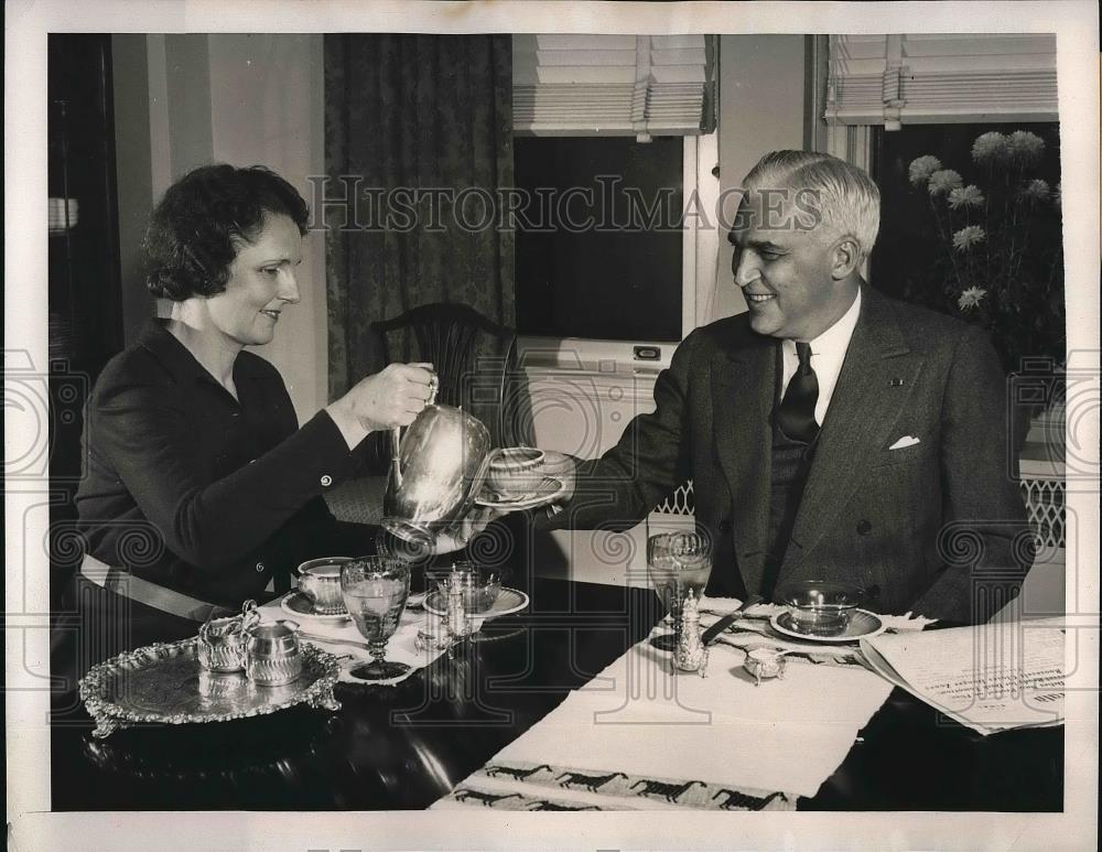 1939 Press Photo Public Figure Paul V. McNutt &amp; Wife Mrs. McNutt At Breakfast - Historic Images