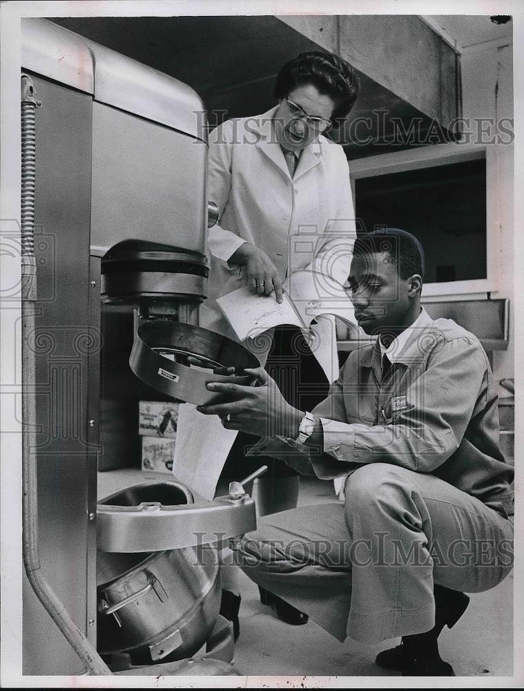1965 Press Photo Miss Pauline Hart, director of Dietetics U. Hospital, W. Hicks - Historic Images