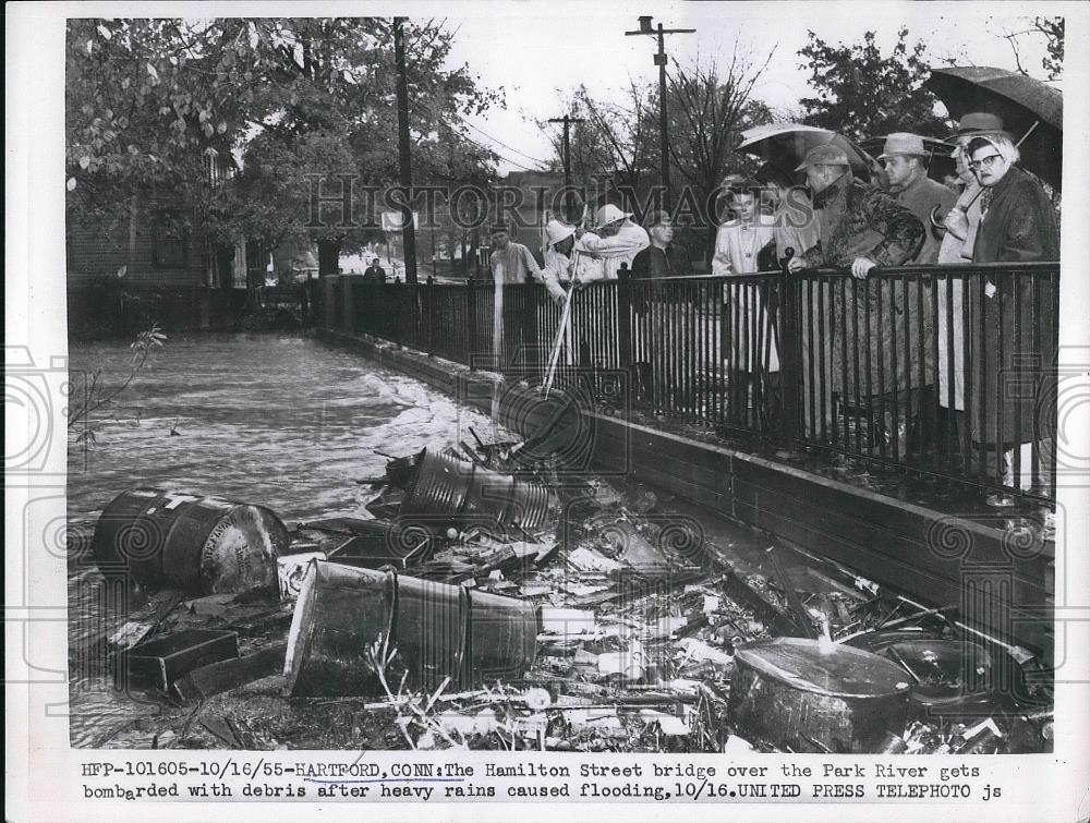 1955 Press Photo Hartford, Conn, Hamiton St bridge & flood debris - Historic Images