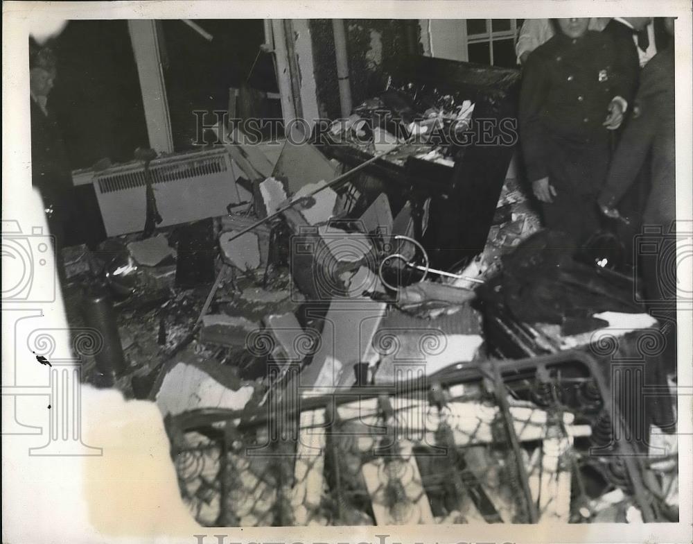 1939 Press Photo A interior shot of a apartment right after a fire raged though. - Historic Images