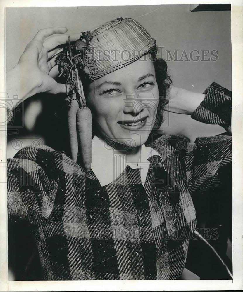 1943 Press Photo Margaret Nelson, NWA employee in a fancy hat - nea89549 - Historic Images