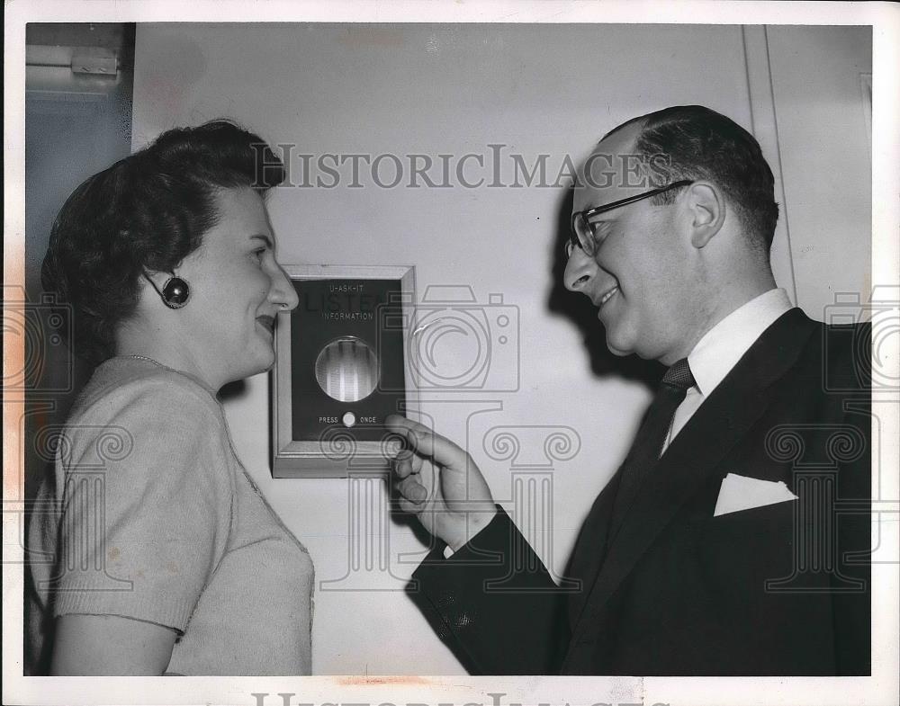 1954 Press Photo Helen Foley Manager Of Sportswear Division & Wilbur Gluckman - Historic Images