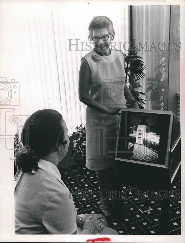 1971 Press Photo Women look at Television - nea89247 - Historic Images