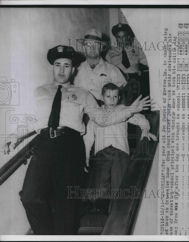 1954 Press Photo Joe Cooper With Police Officers At Police Station - nea95154 - Historic Images