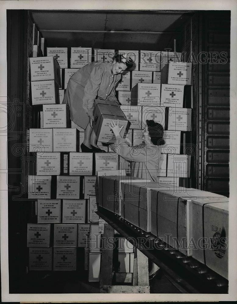 1943 Press Photo One Millionth Package Of Food For American POW Rolls Off Line - Historic Images
