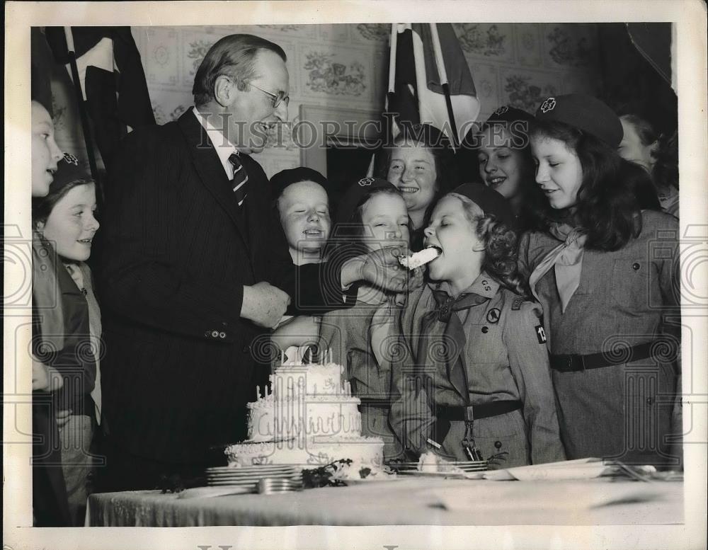 1940 Press Photo British Amb. Lord Lothian help girl scout in her birthday cake. - Historic Images