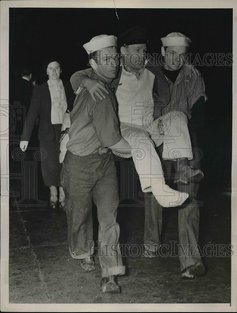1939 Press Photo Injured Man from German Liner Columbus Rescued by Coast Guard - Historic Images