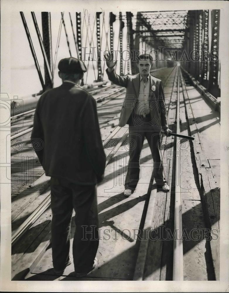 1939 Press Photo Potomac river bridge guard in D.C. - nea84278 - Historic Images