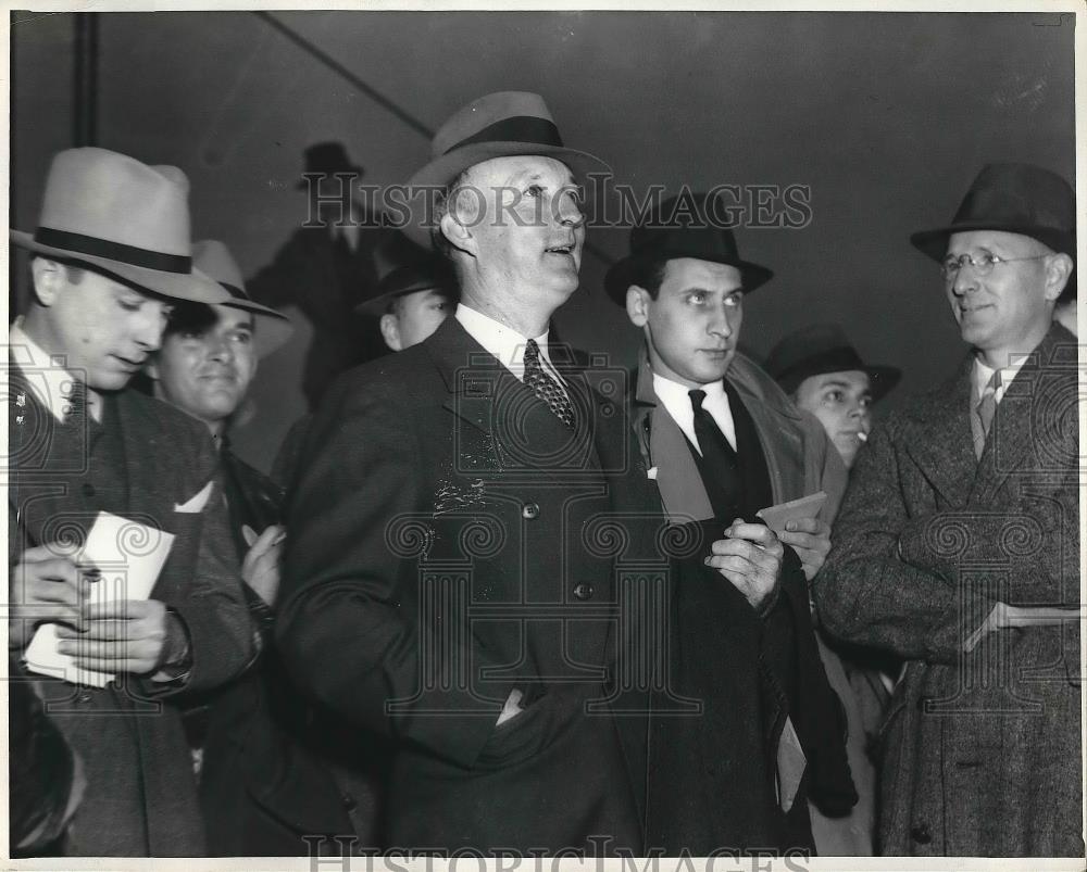 1937 Press Photo Reporters asking questions and taking notes - nea82715 - Historic Images