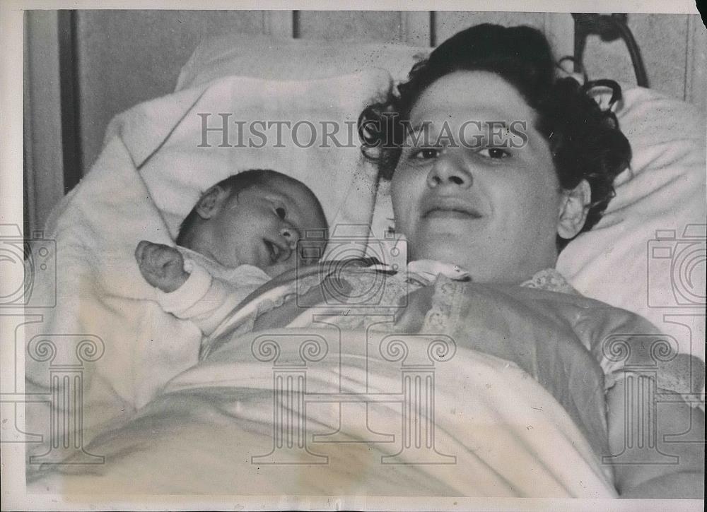 1940 Press Photo Pueblo, Col. Mrs L Joel Smith &amp; baby with Infantile Paralysis - Historic Images