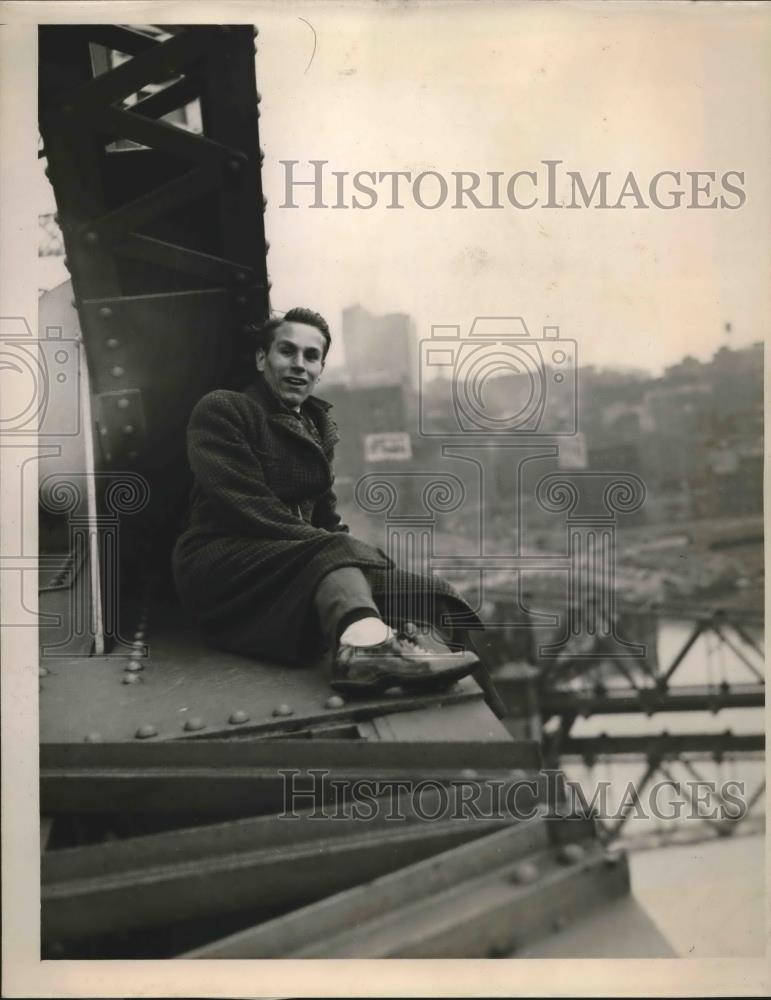 1939 Press Photo Artist Ray Stana perched on High Level Bridge in Cleveland,Ohio - Historic Images