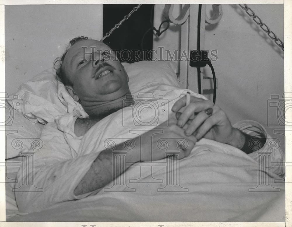 1938 Press Photo VO Hatfield Recovering from Plane Crash Injuries in Hospital - Historic Images
