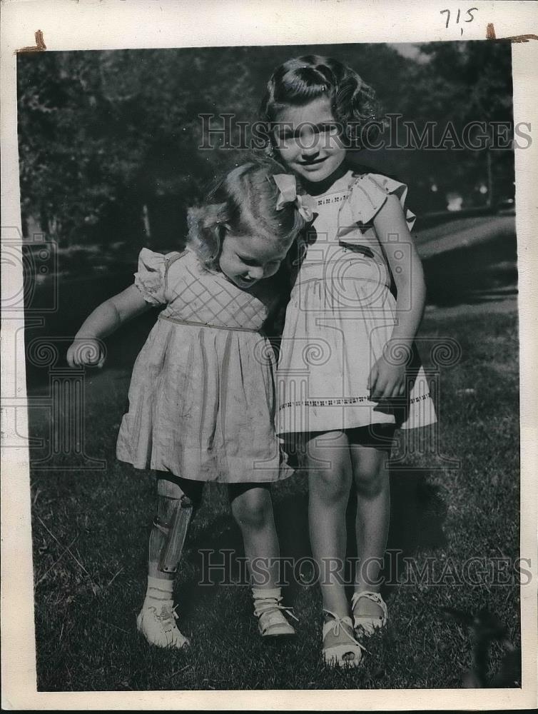 1945 Press Photo Karen Larsen and her sister Marcia - nea82989 - Historic Images