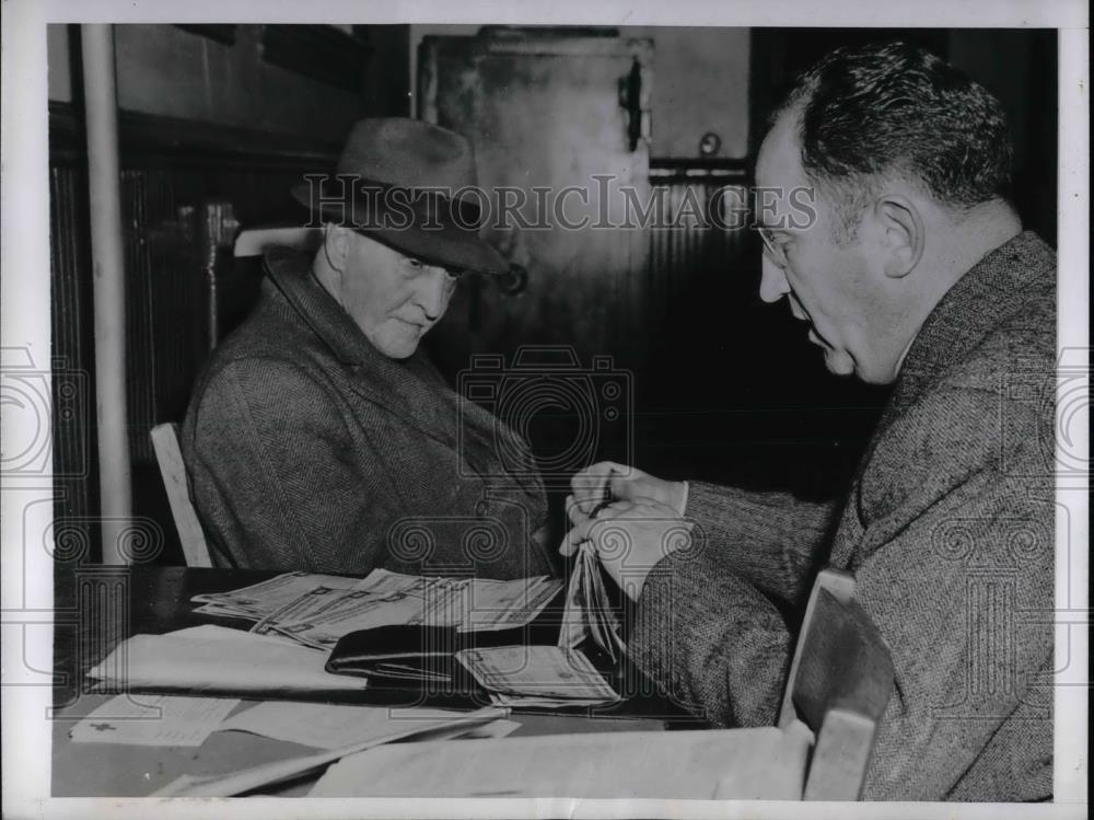 1946 Press Photo George Kornbar counts George Howden's money - nea69585 - Historic Images