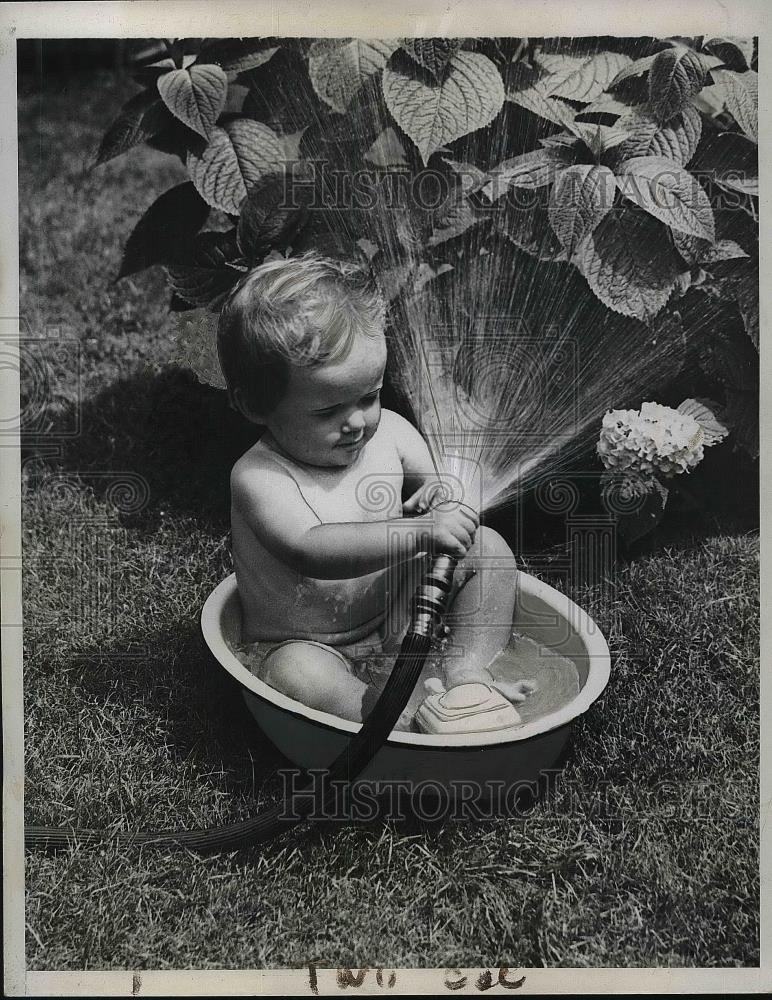 1934 Press Photo baby Anne keeping cool during a heat wave in New York - Historic Images